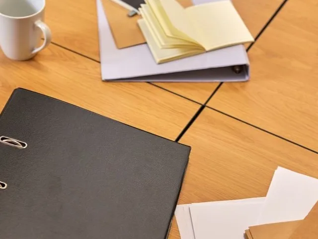 Jövedéki ügyintéző dokumentumokat és iratokat rendszerez az irodában